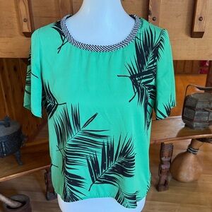 W5 Green and Black Palm Print Short Sleeve Top